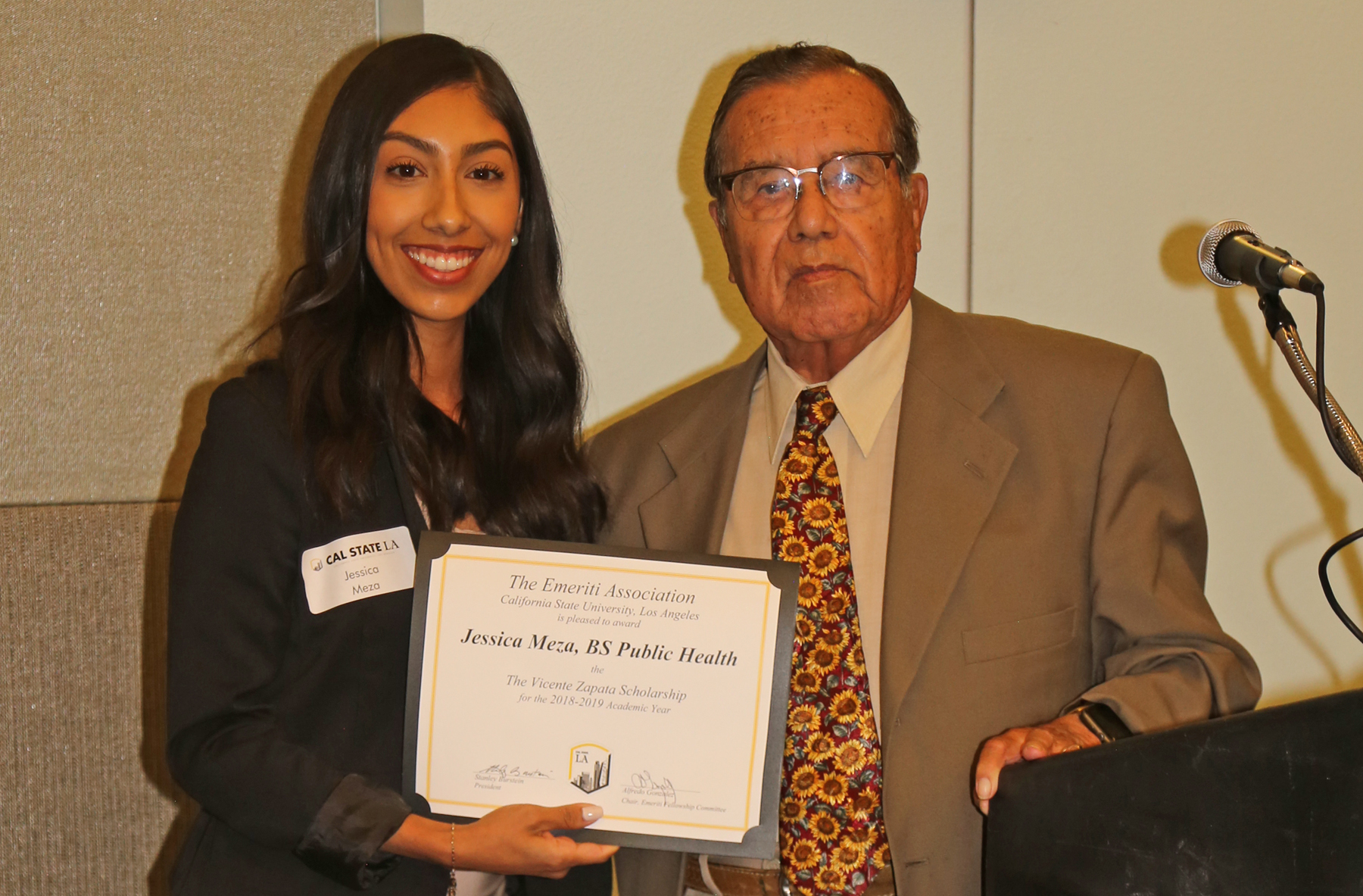 Jessica Meza, student, with professor presenting award