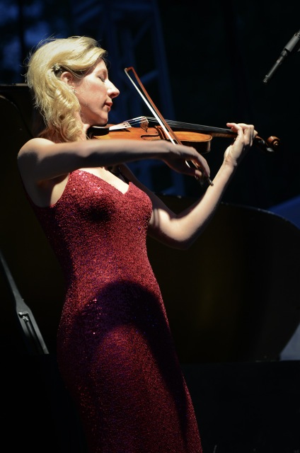 Elizabeth Pitcairn with the Mendelssohn Red