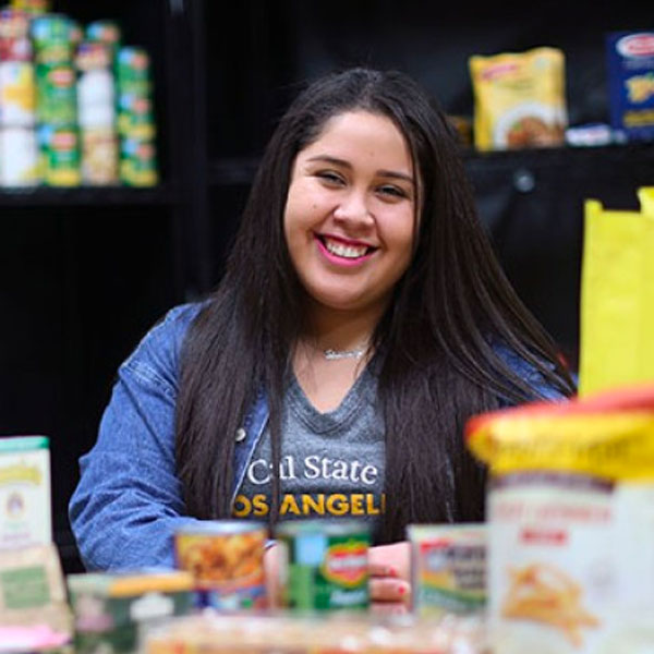 A student volunteering at the food pantry.