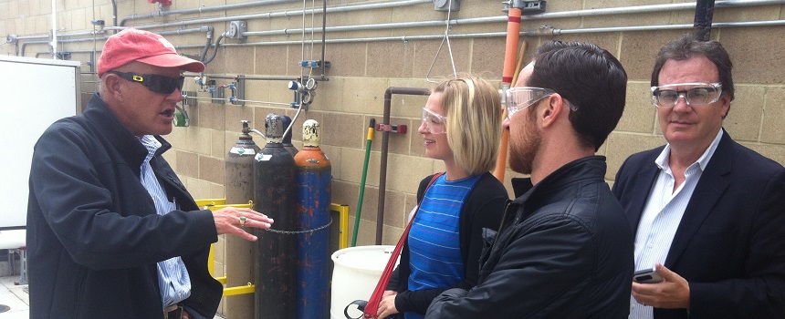 Dray explains the station to visitors