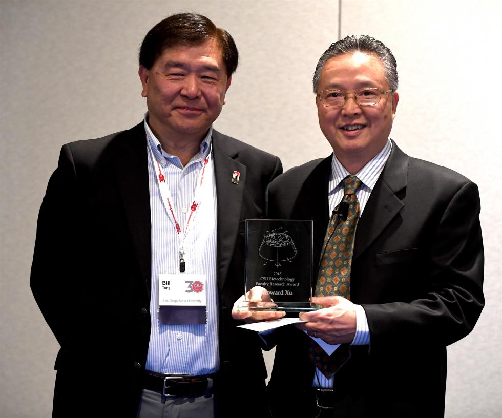 Dr. Bill Tong presents award to Dr. Howard Xu