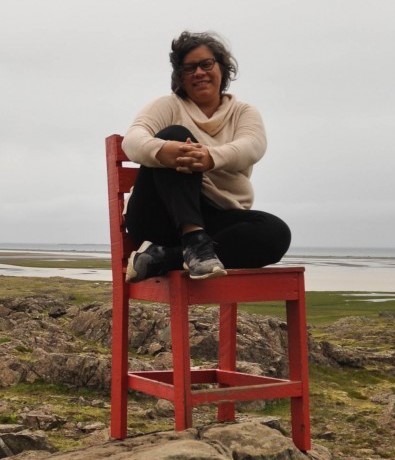 Photo of Linda Greenberg seated on a chair.