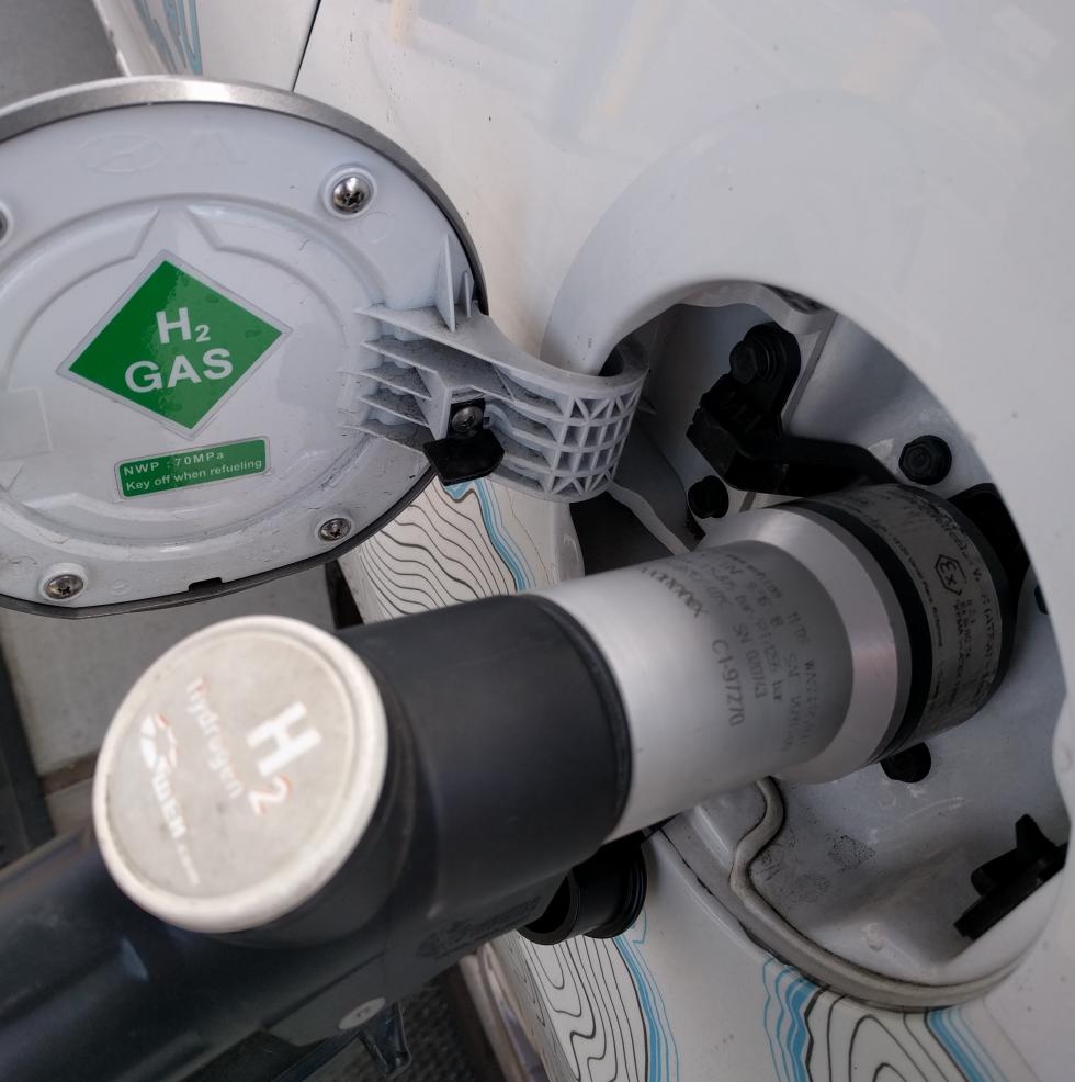 Hydrogen dispenser nozzel inserted in a vehicle
