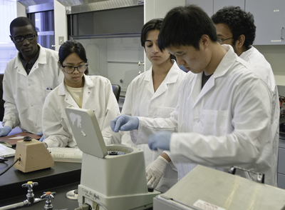 Students in lab.