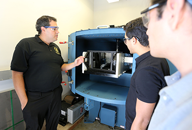 Professor Gustavo Menezes teaching students in a civil engineering class.