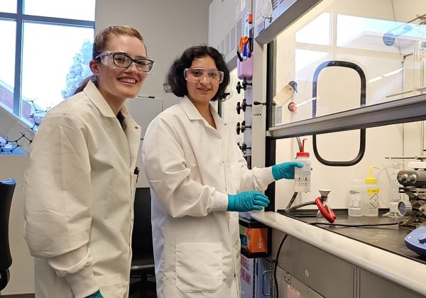 Elise and Saba in the Lab