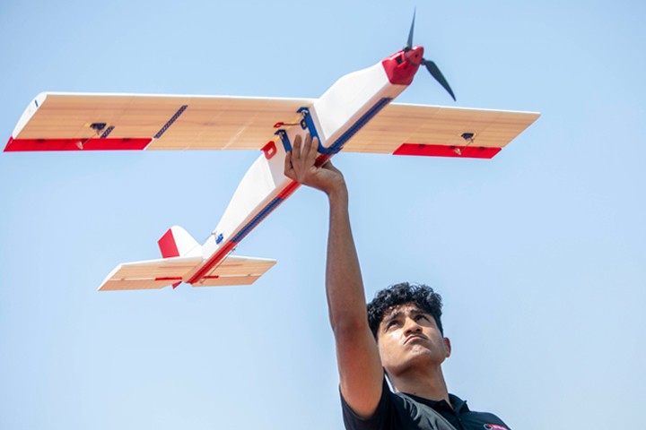 3D_airplane_competition_student hold plane