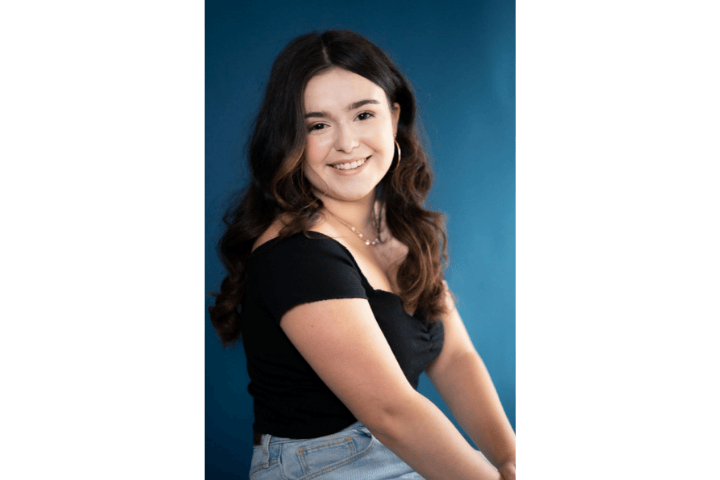 Aislinn Barnes Headshot