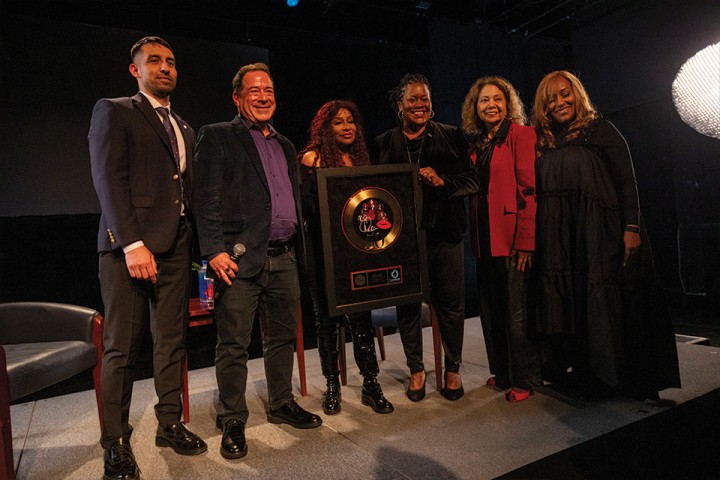 Chaka Khan receiving an award from Cal State LA President, Berenecea Johnson Eanes and Joel Flatow.