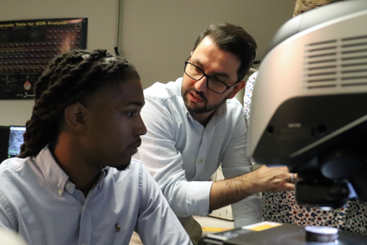 Dr Eshraghi explaining to student in MCL lab