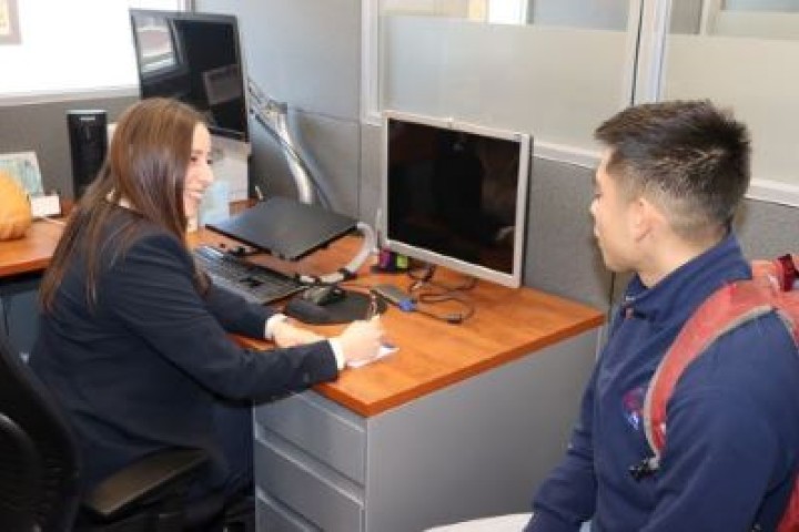 Advisor meeting with a student
