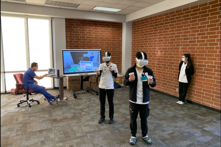 2 students in vr