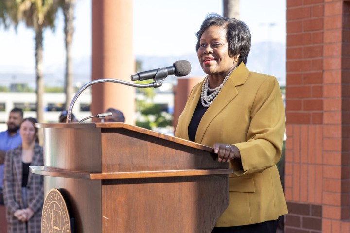 President Eanes speaking from behind a podium.