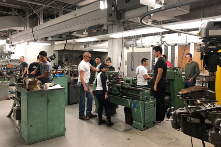 Students working with machines in the Kenneth R. Thomas Machine Tool Lab