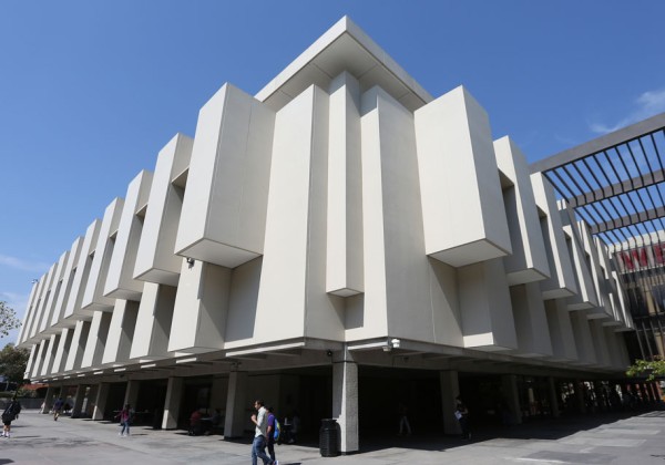 The front of the Cal State LA library.