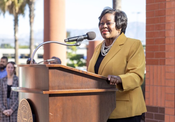 President Eanes speaking from behind a podium.