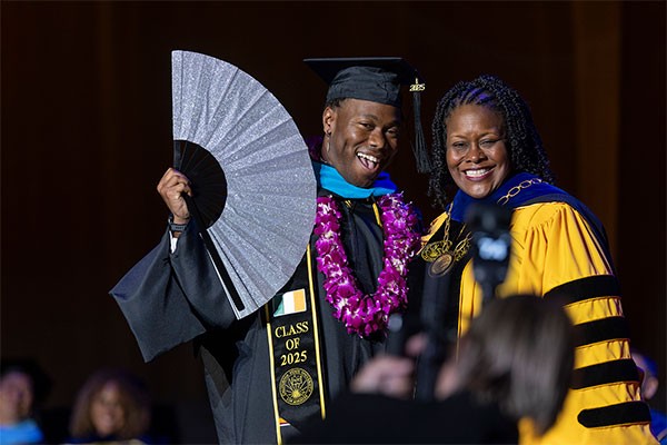 Student with fan with President Eanes