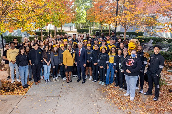 President Eanes and President Morishita with students